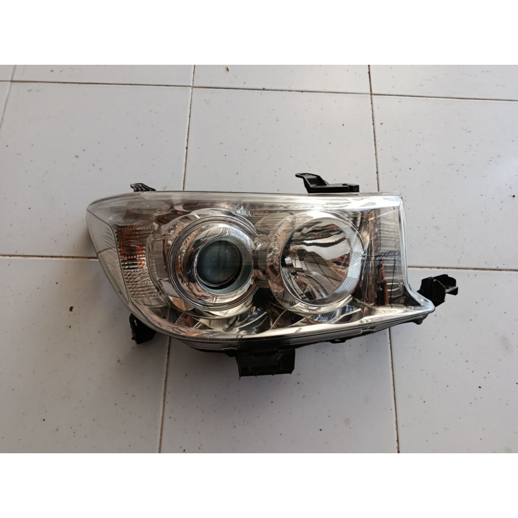 headlamp lampu depan fortuner 2010 original