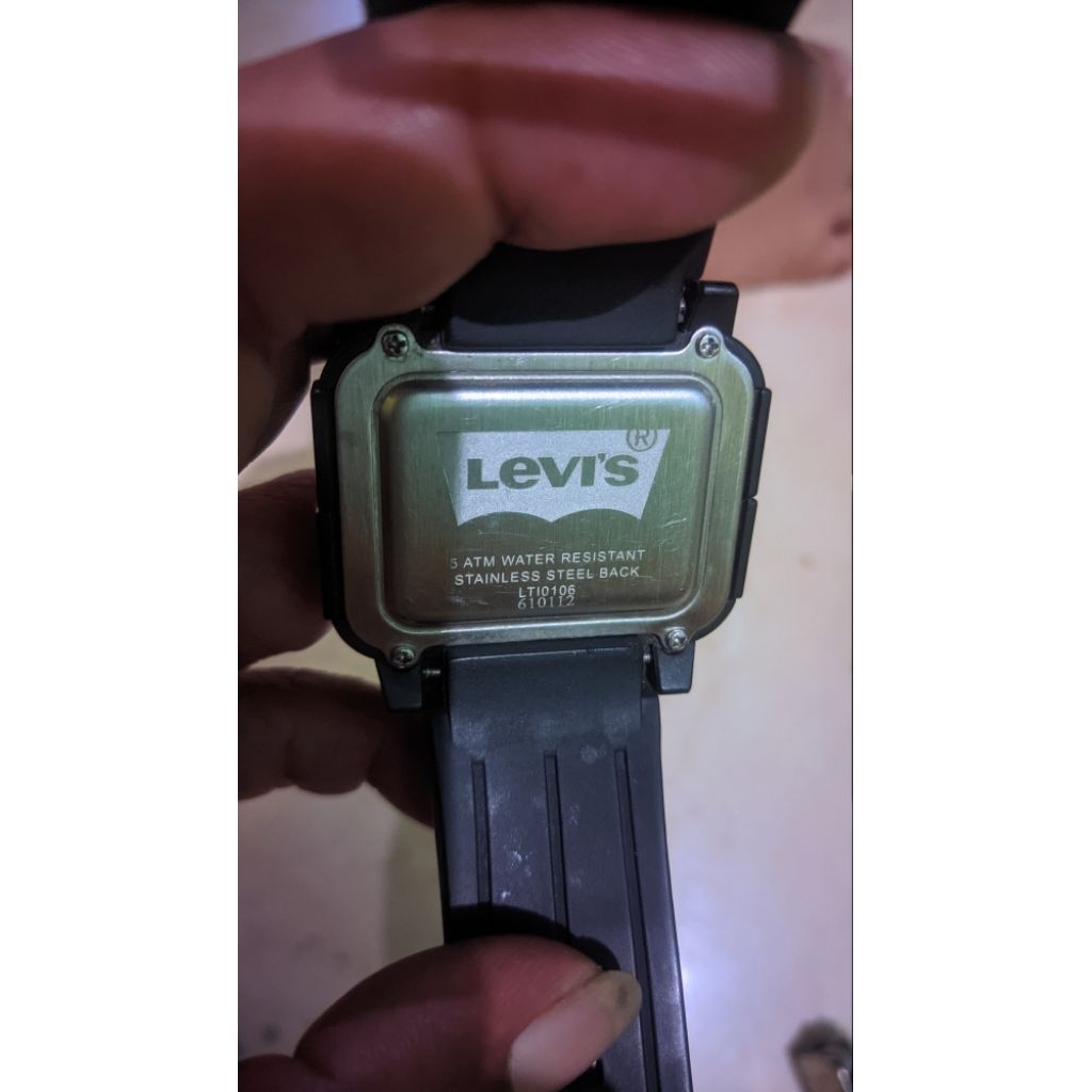 jam tangan  digital levis