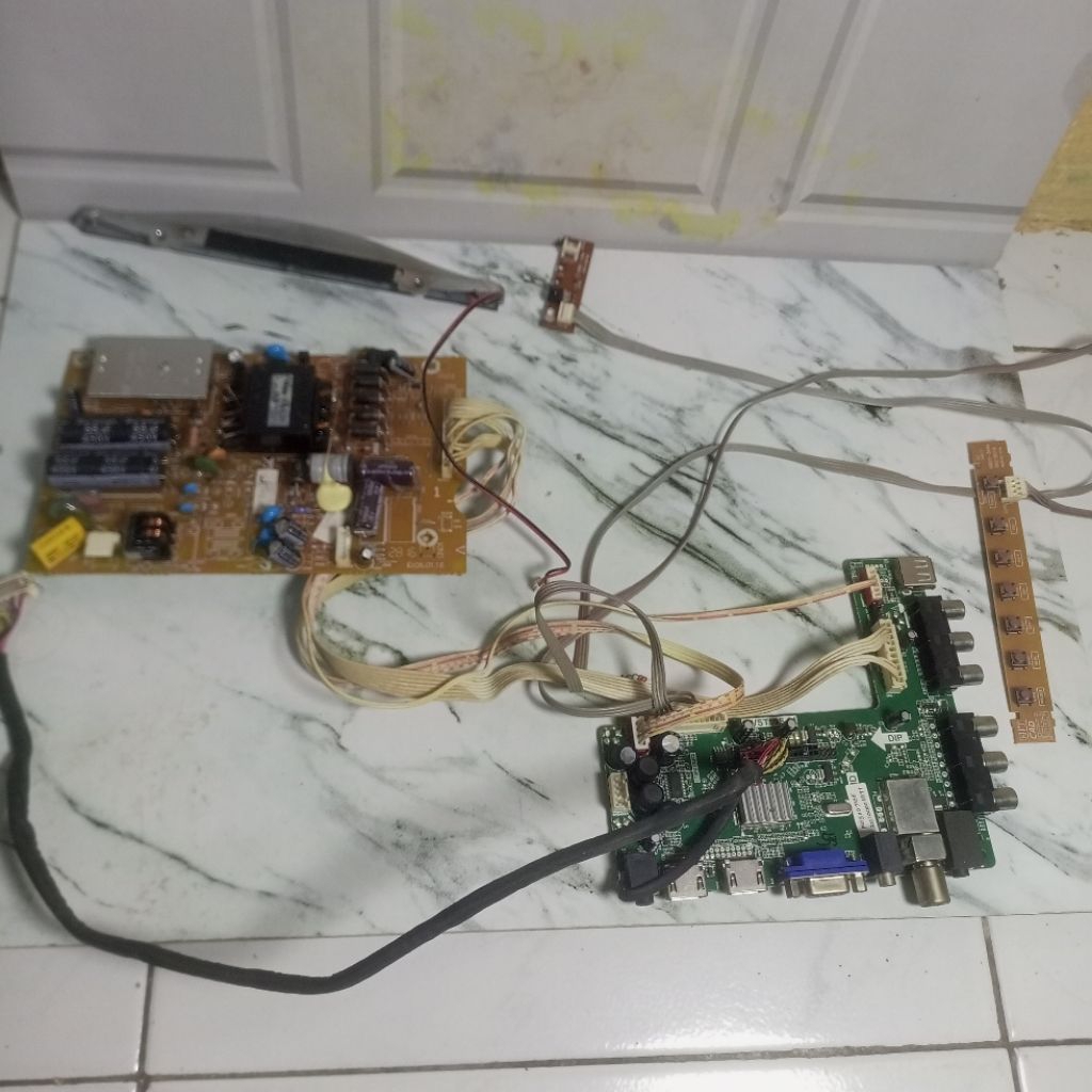 Mesin TV dan PSU Polytron PLD 32T700 bekas copotan normal