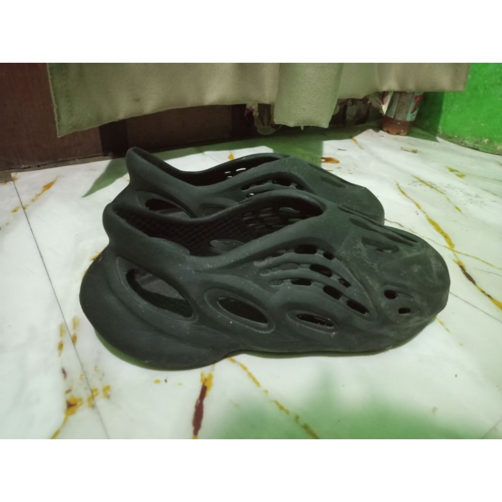 sepatu second Adidas Yeezy Foam RNR