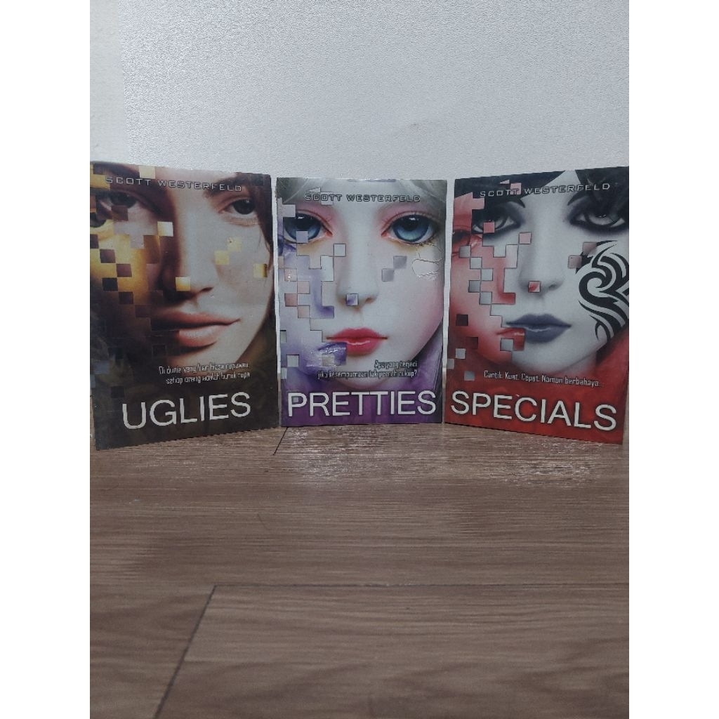 Novel Uglies Trilogy/Set (Uglies, Pretties, Specials) - Scott Westerfeld