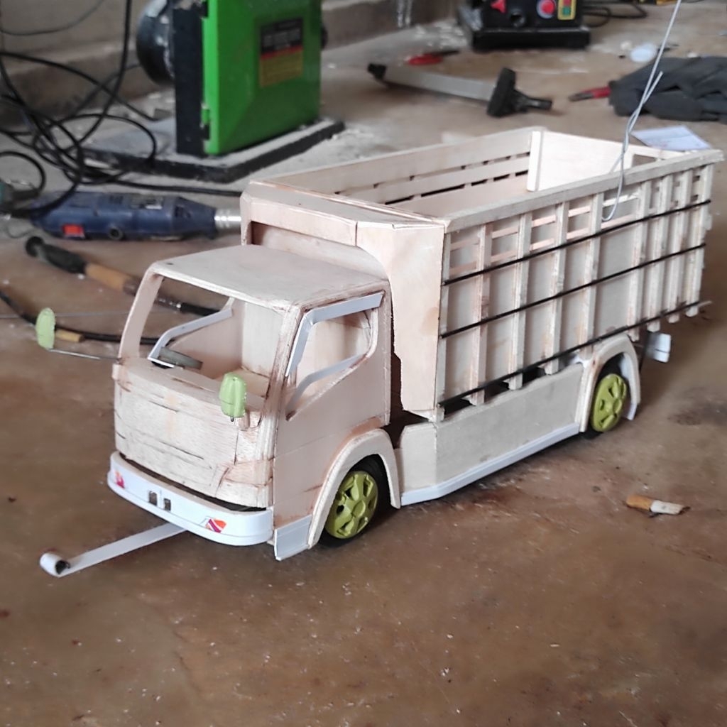 Miniatur Truk Oleng Canter 1:14 dengan Ban Spon Bisa Belok