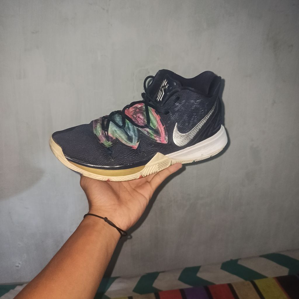 Sepatu second Kyrie 5 size 43-44