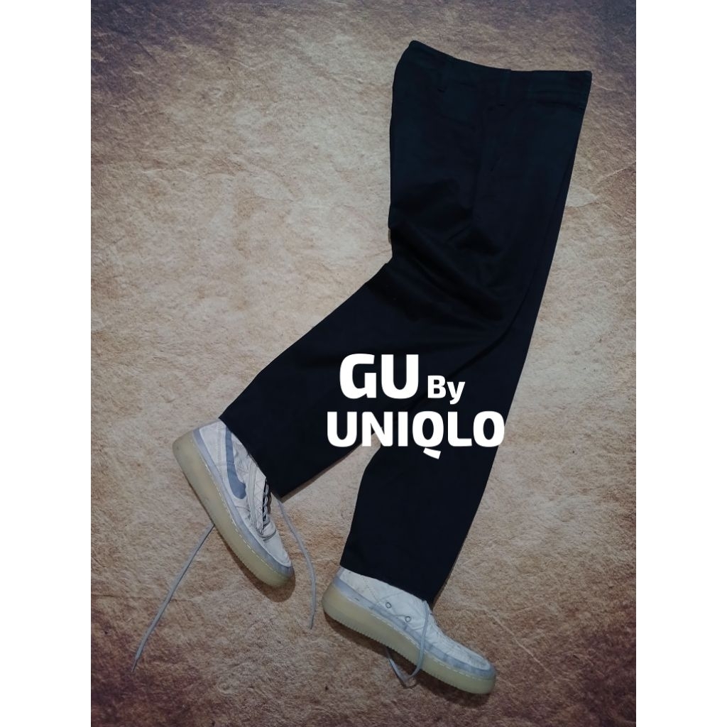 Celana chinos keren GU by UNIQLO model reguler bekas pakai