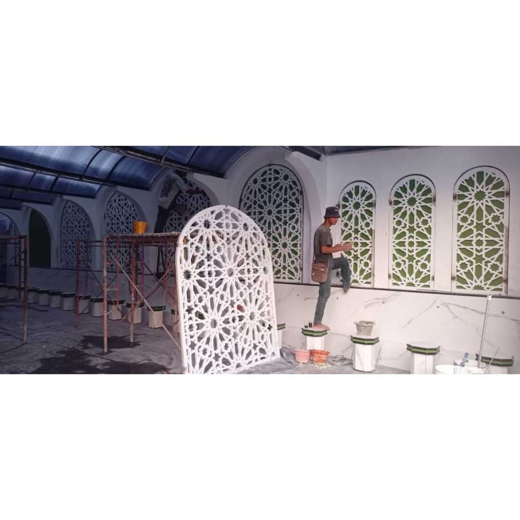 DINDING ORNAMEN MASJID GRC ESTETIS DI UTAN KAYU, JAKARTA TIMUR