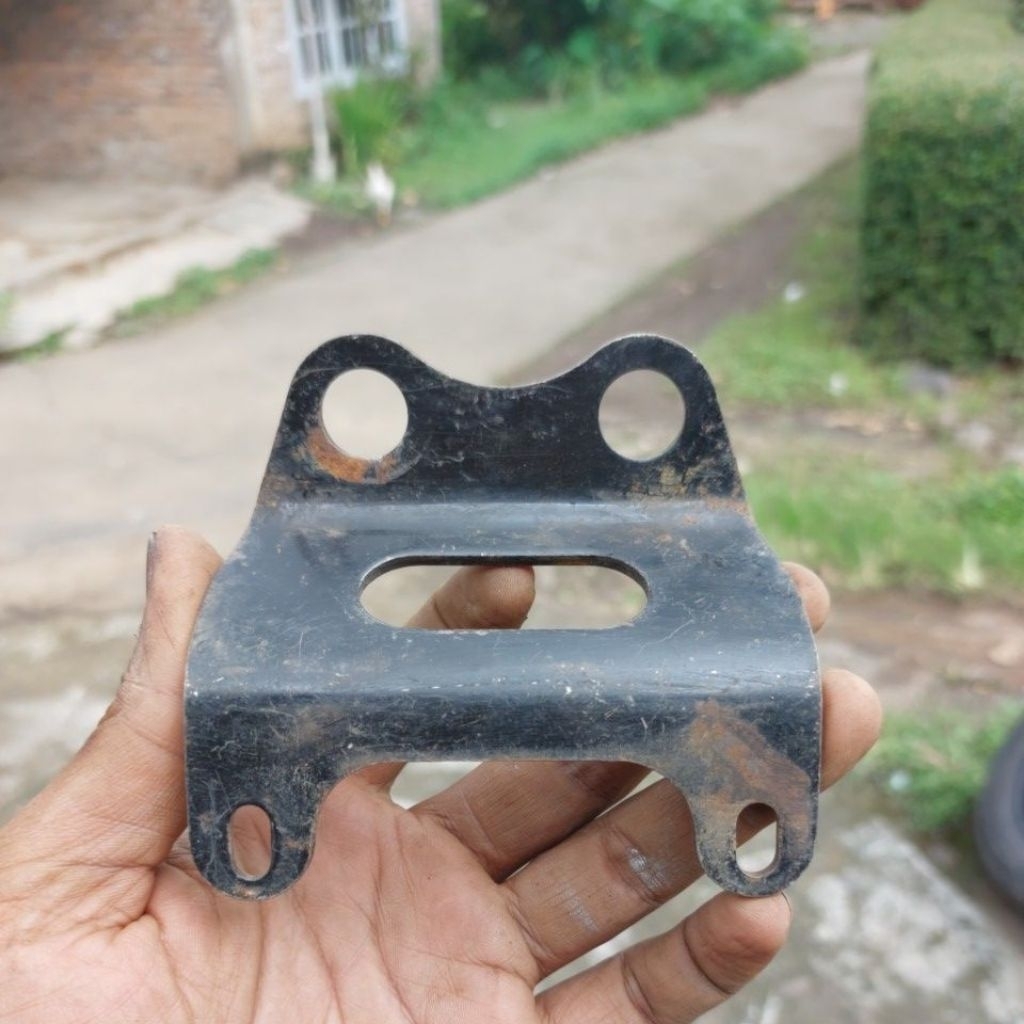 Plat Breket Dudukan Tangki Vixion New Original