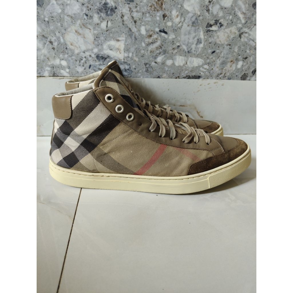 Sepatu Burberry
