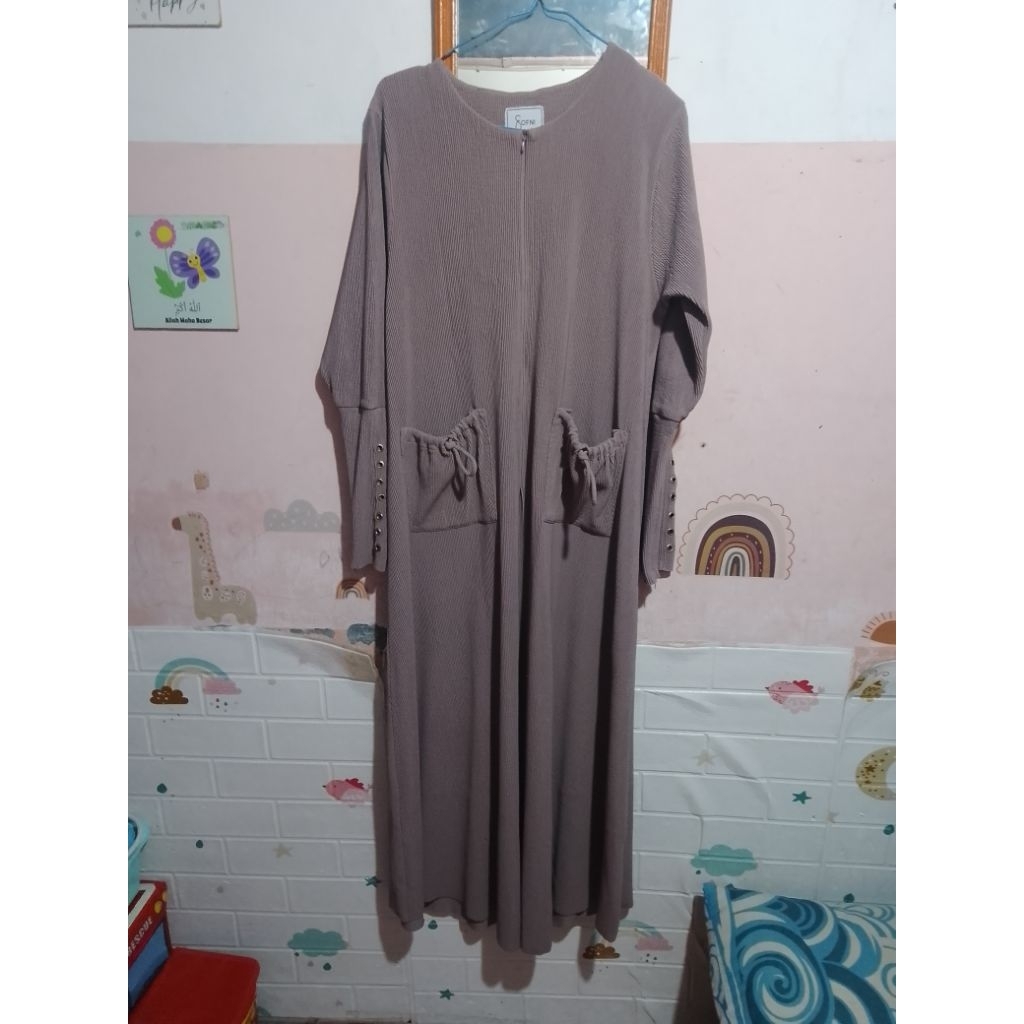 preloved sofni Lace abaya by sofni