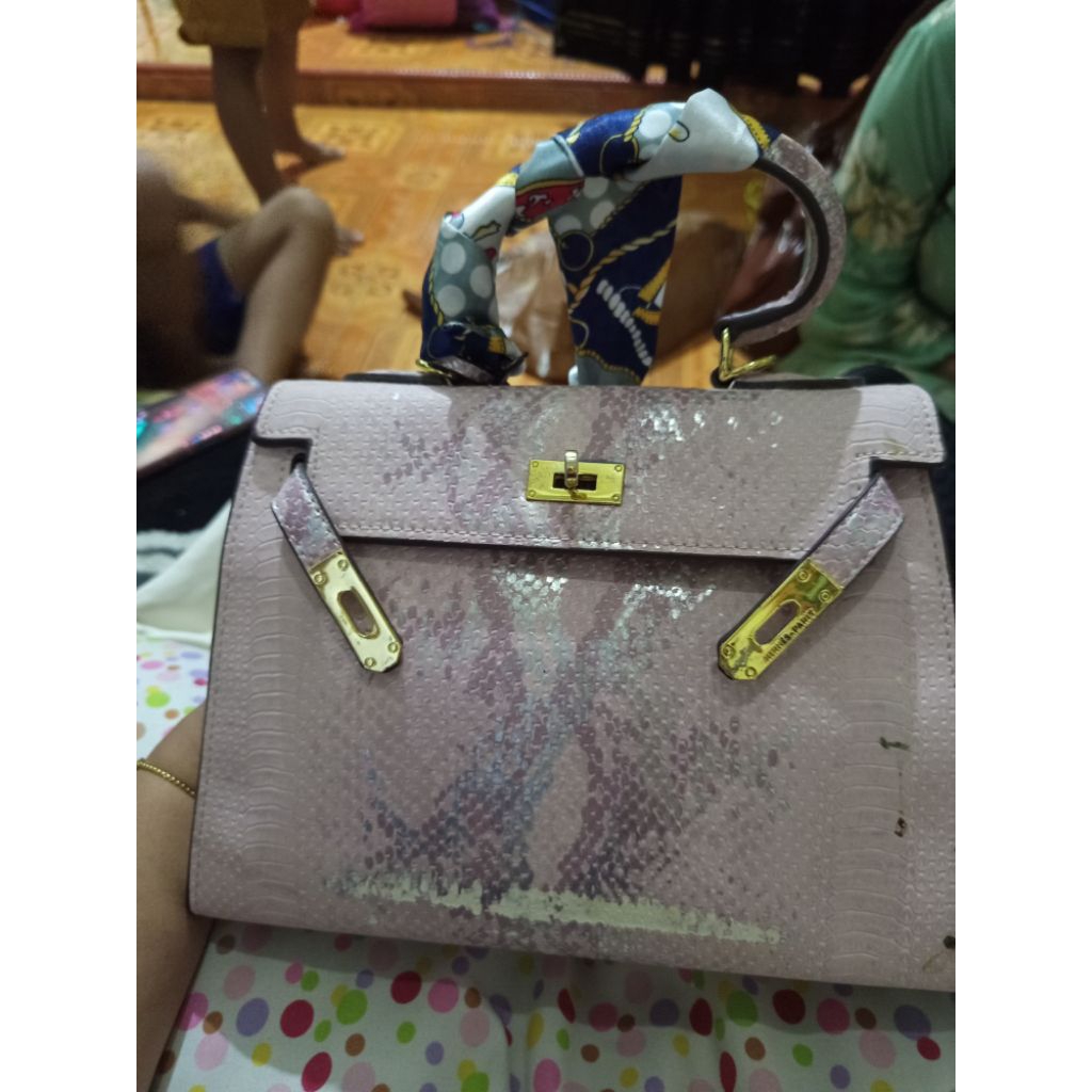 tas wanita warna soft pink motif sisik ular