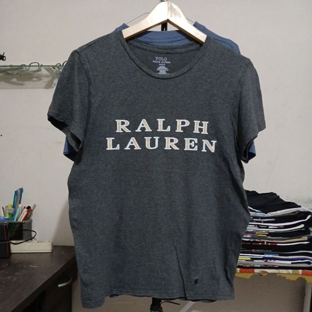 Kaos katun warna abu gelap kerah kencang built up tanpa jahitan samping logo bordir bagian depan baw