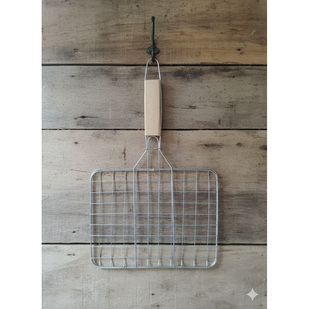 Bakaran ikan jepit gagang kayu. Bakaran ikan