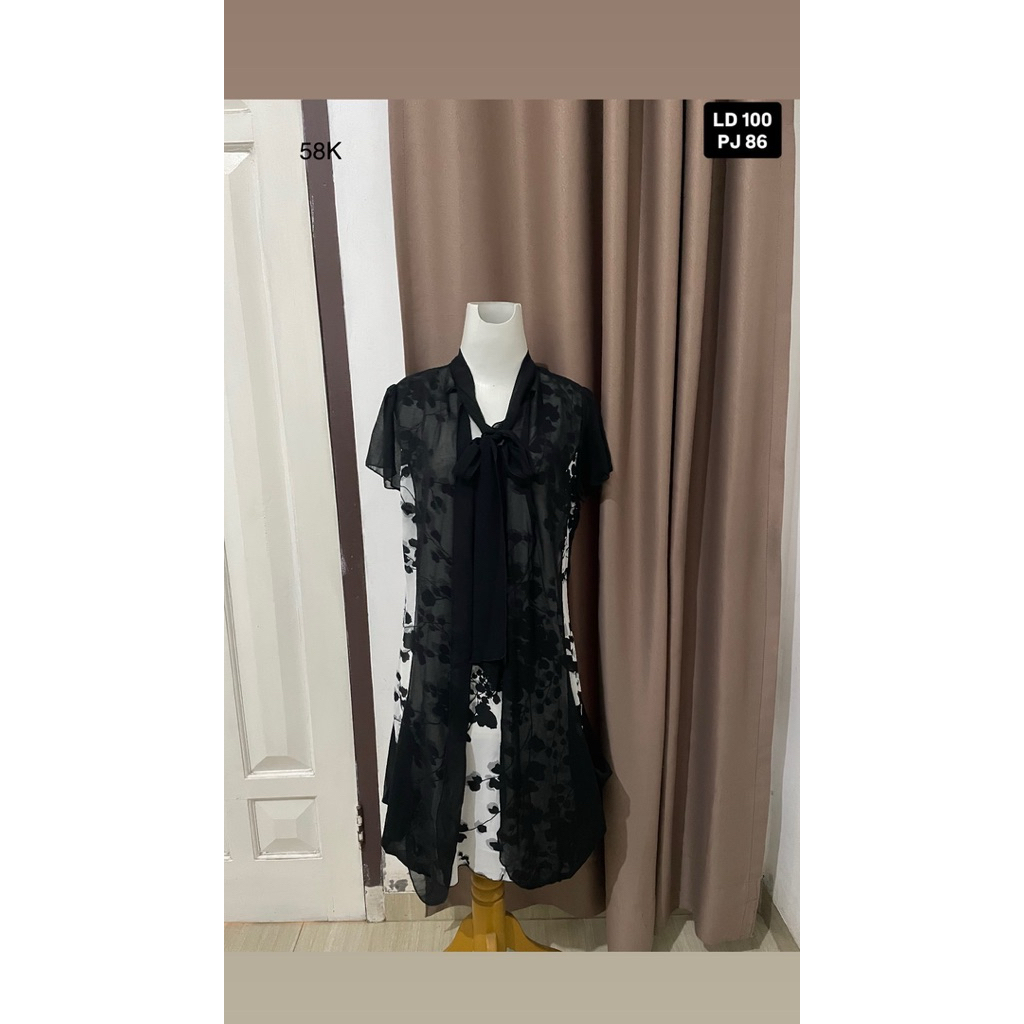 52. Dress hitam putih leher bertali pita