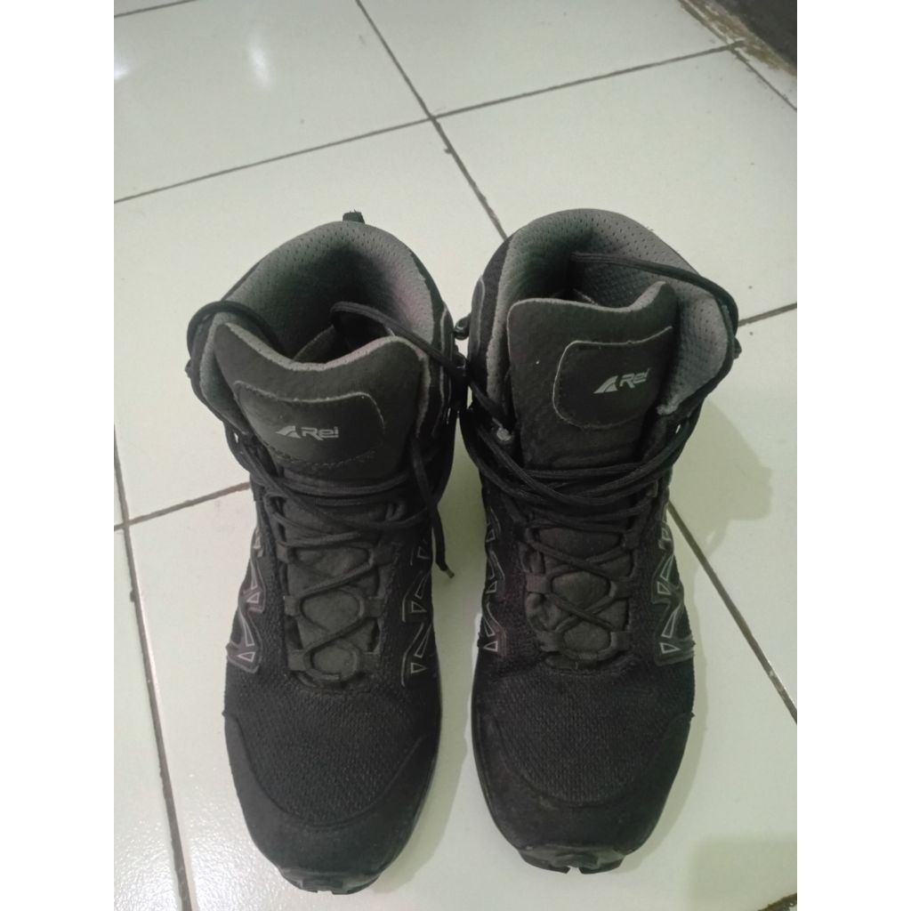 Sepatu bekas ori REI