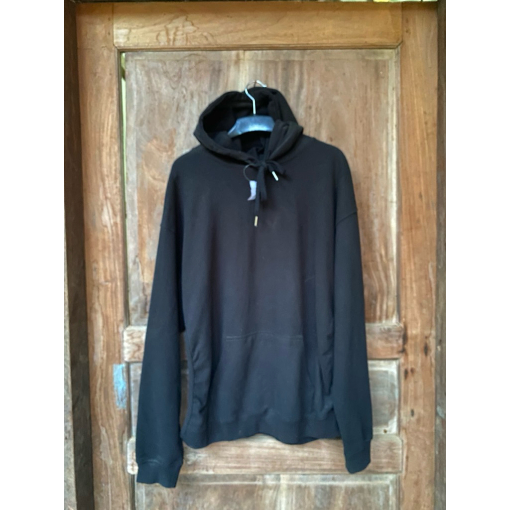 Hoodie hitam belah samping