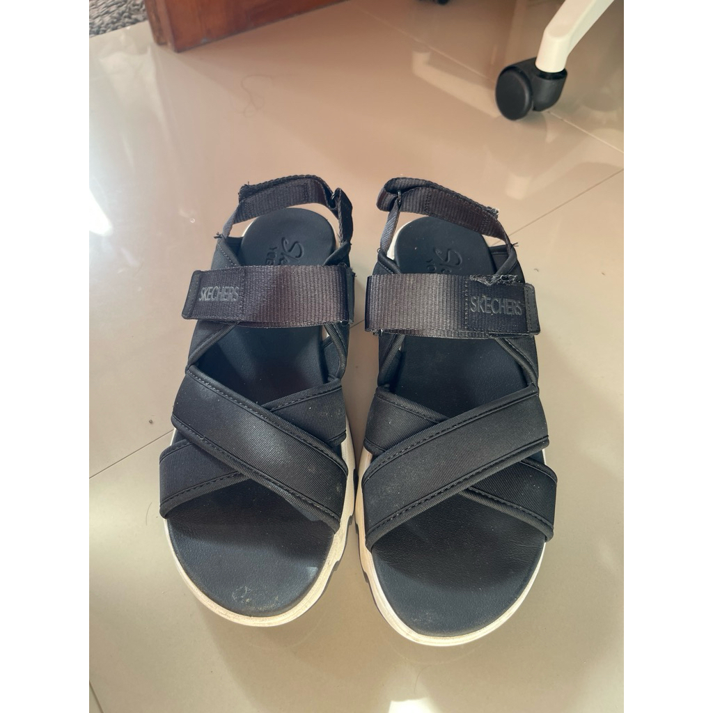 Preloved Skechers Big Lug uk.40 Sepatu Sandal Hitam Putih