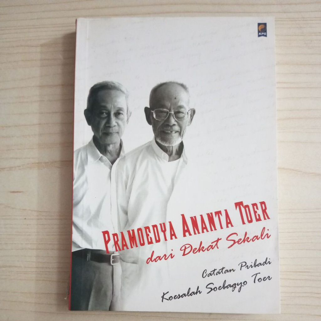 BUKU PRAMOEDYA ANANTA TOER DARI DEKAT SEKALI CATATAN PRIBADI KOESALAH SOEBAGYO TOER