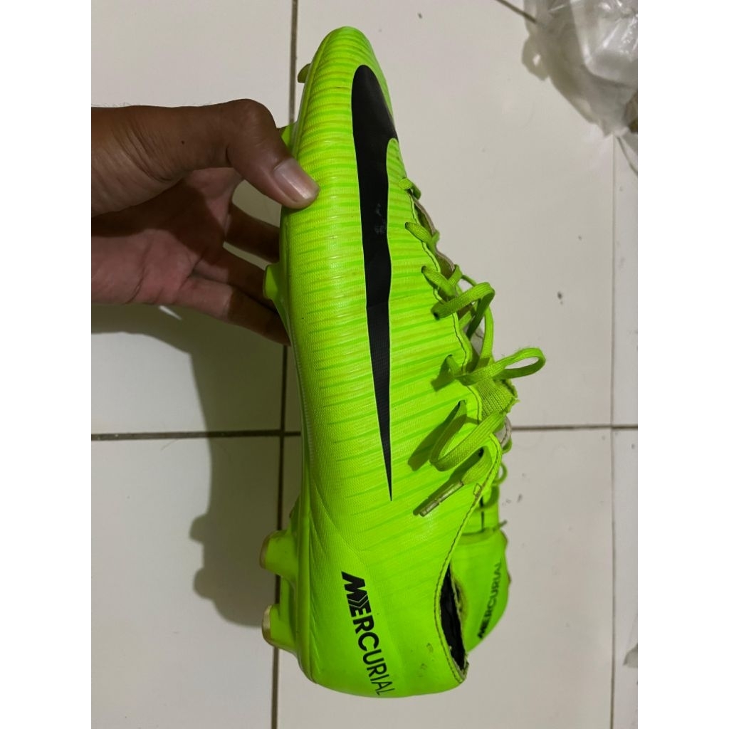 Sepatu Bola Nike size 45
