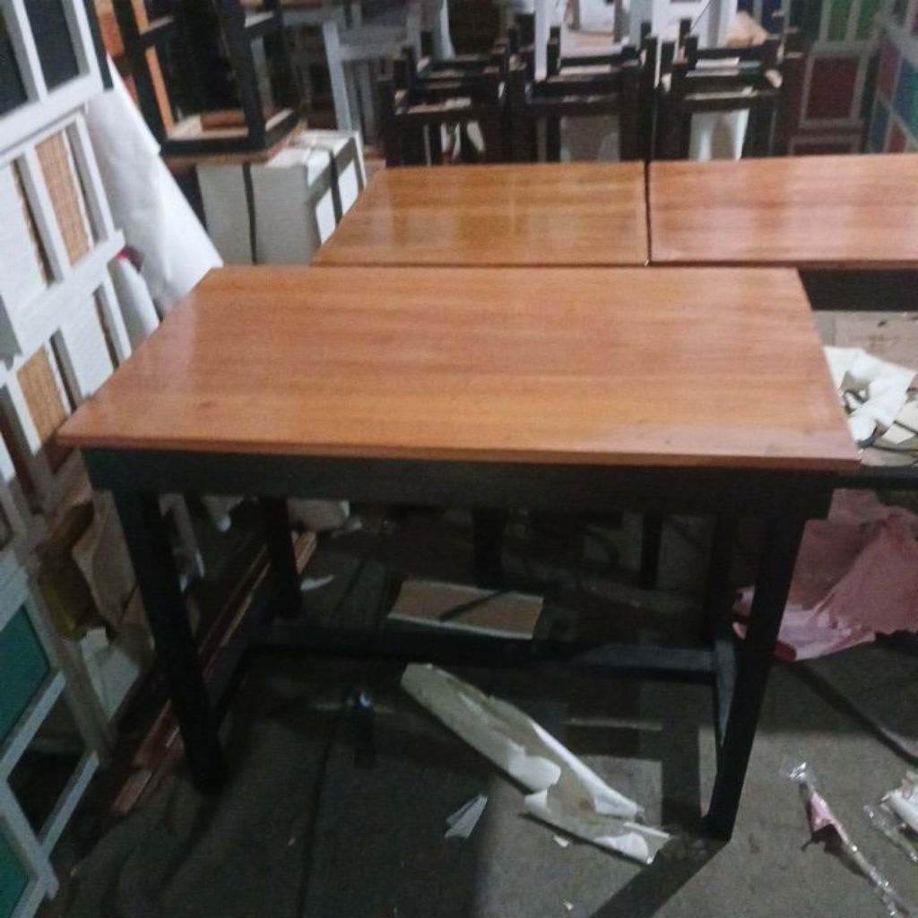 Meja makan kayu mahoni