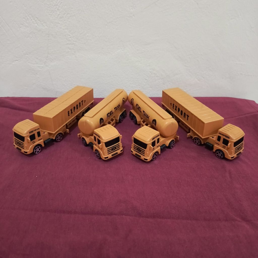 Set Mainan Truk Panjang Plastik
