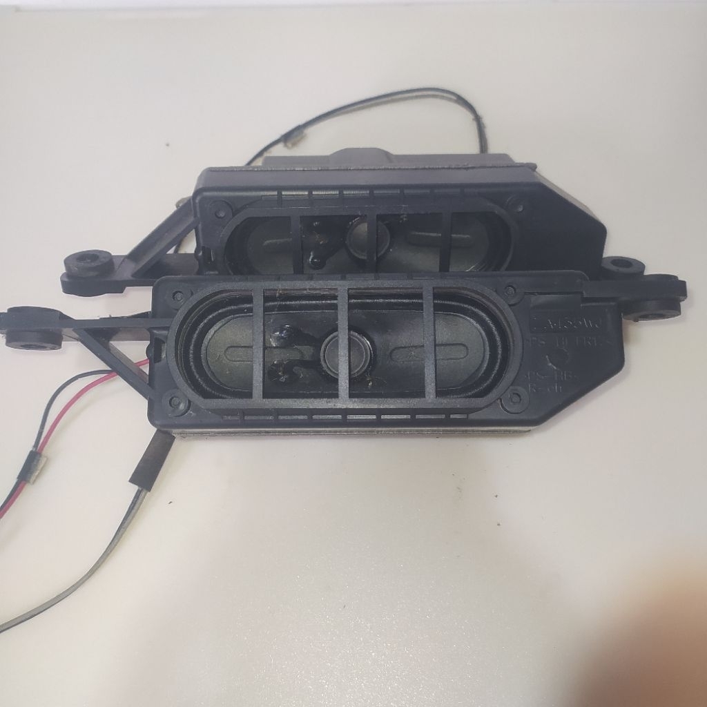 sepasang speaker tv Sharp lc 40le700m normal