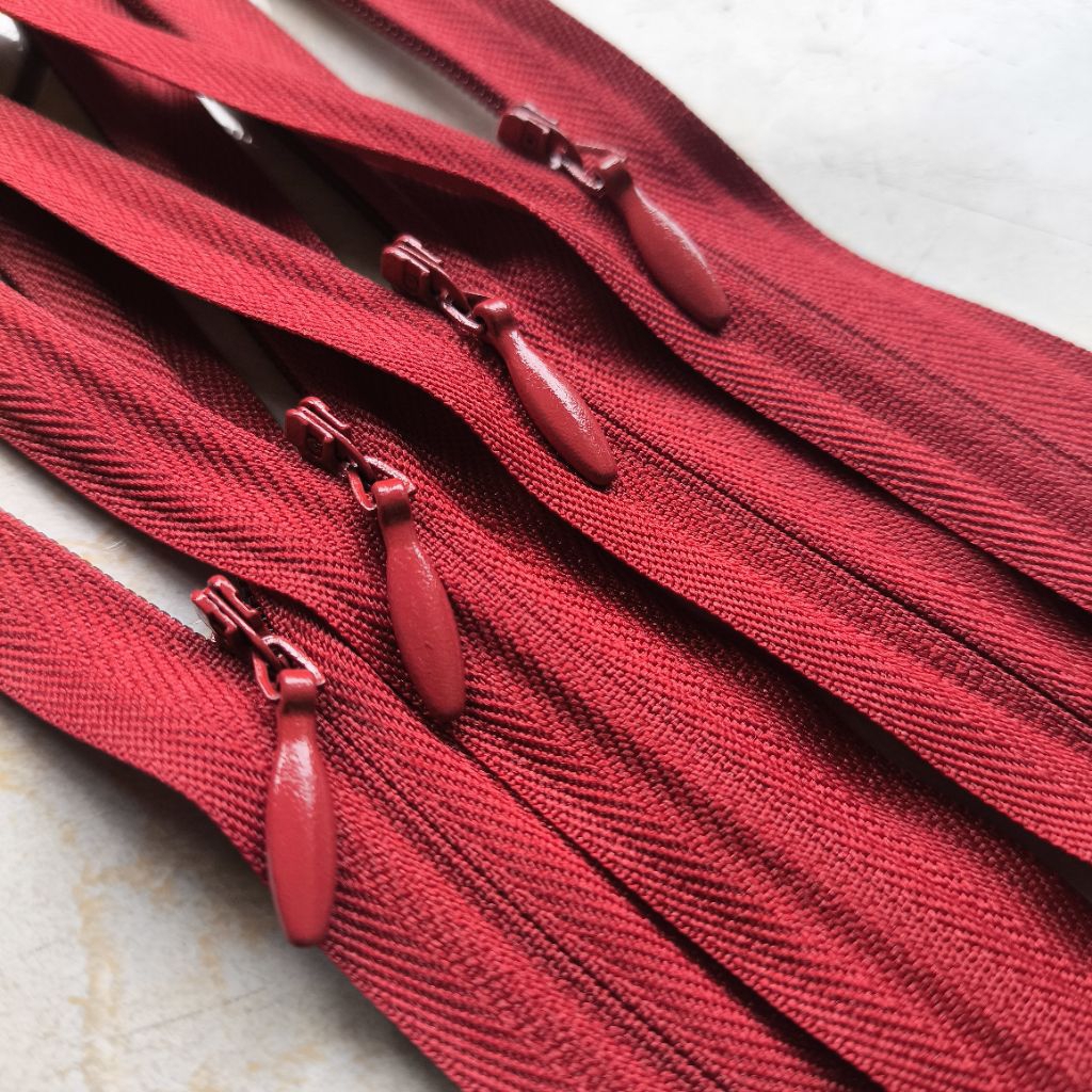 1 Lsn (12 pcs) Resleting Jepang Katun YSK Garment 23" (58cm) Merah Cabe/Bendera