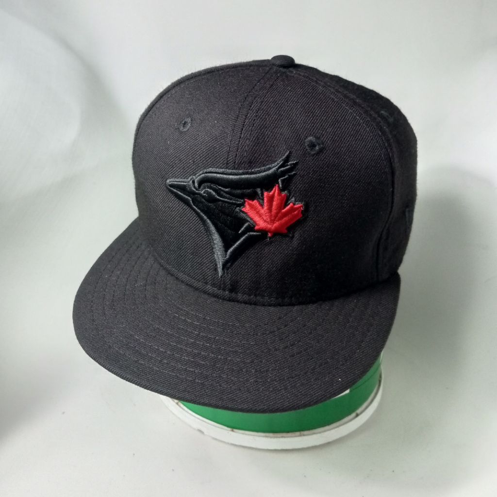 Topi New Era Toronto Blue Jays Blackout Snapback 59Fifty OSFM Hat Black on Black Red Leaf Hat 100% W