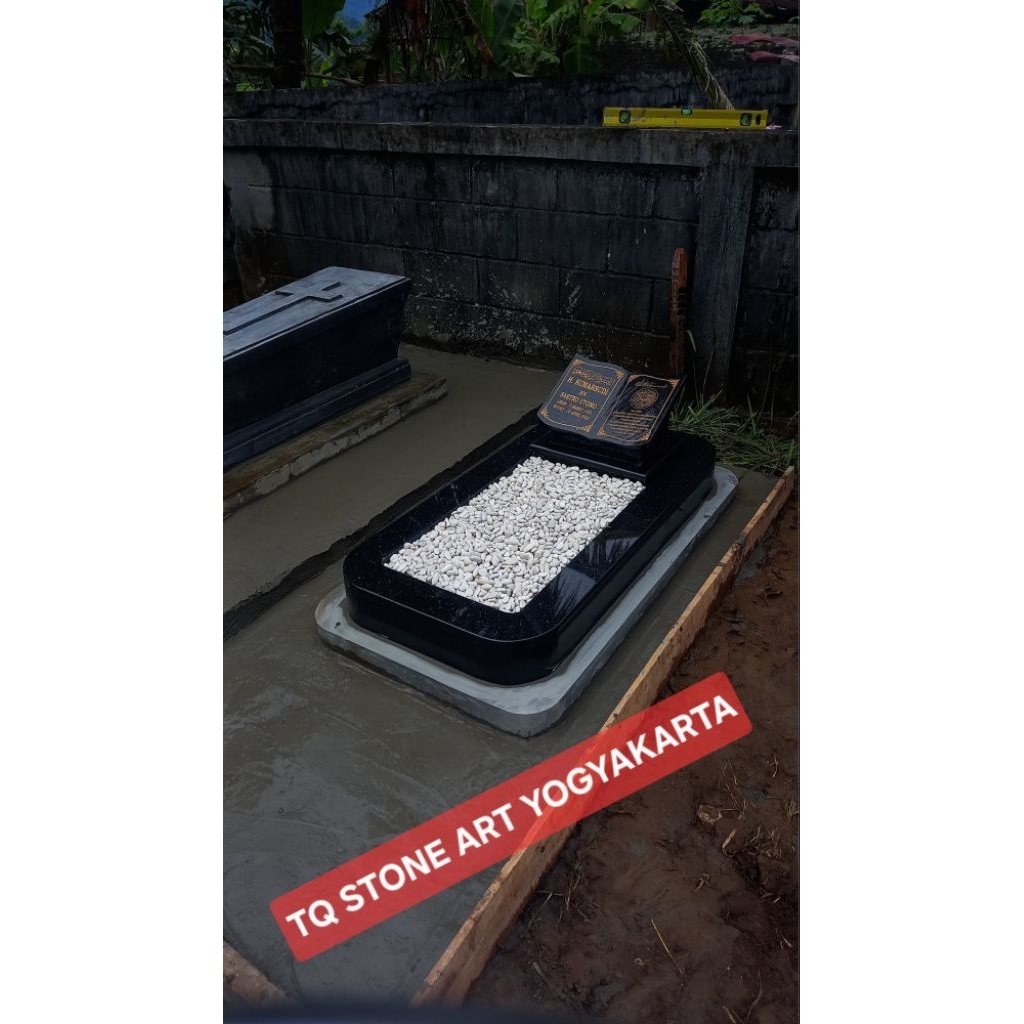 NISAN MAKAM MODEREN 50X120 BATU GRANIT GOLD BLACK