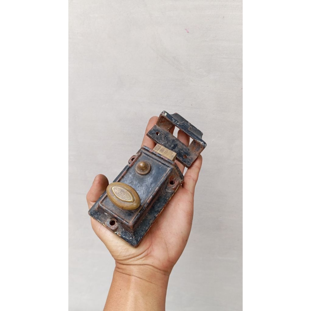 Kuncian pintu antik jadul