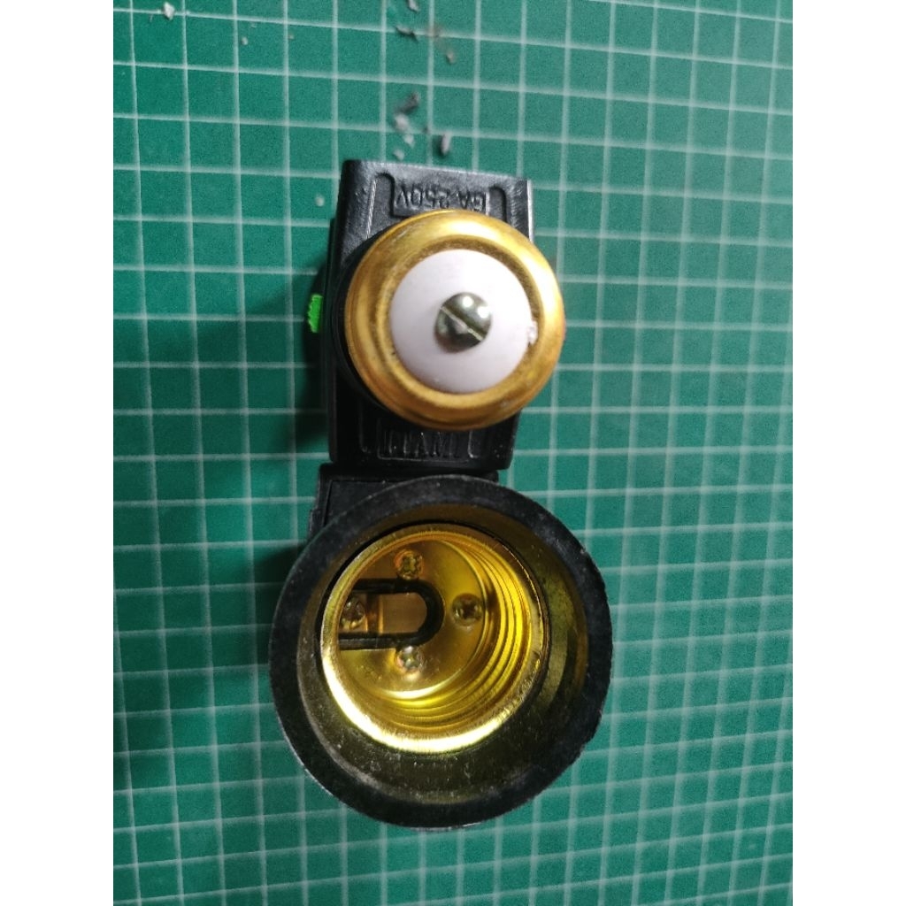 Fitting lampu kombinasi steker & saklar