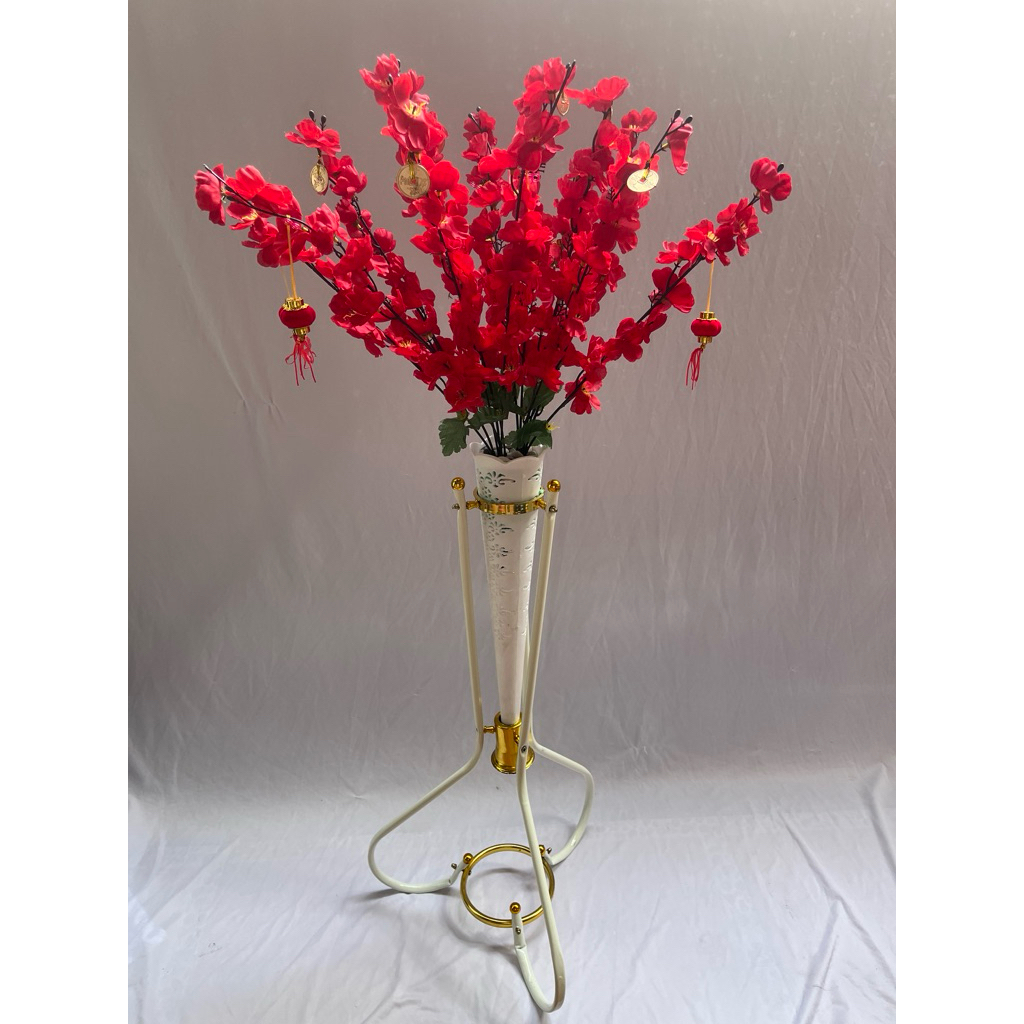 bunga dekorasi Imlek bunga sakura dengan ornamen Imlek yg cantik  ada 14 cabang sudah berikut pot