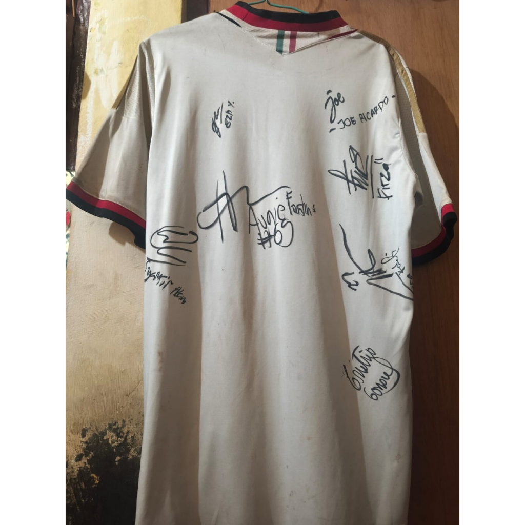 Preloved Jersey Dengan Tanda Tangan Asli Pemain Futsal