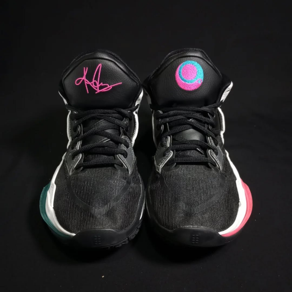 PRELOVED SEPATU BASKET KYRIE 8 INVINITY SIZE 41 SECOND