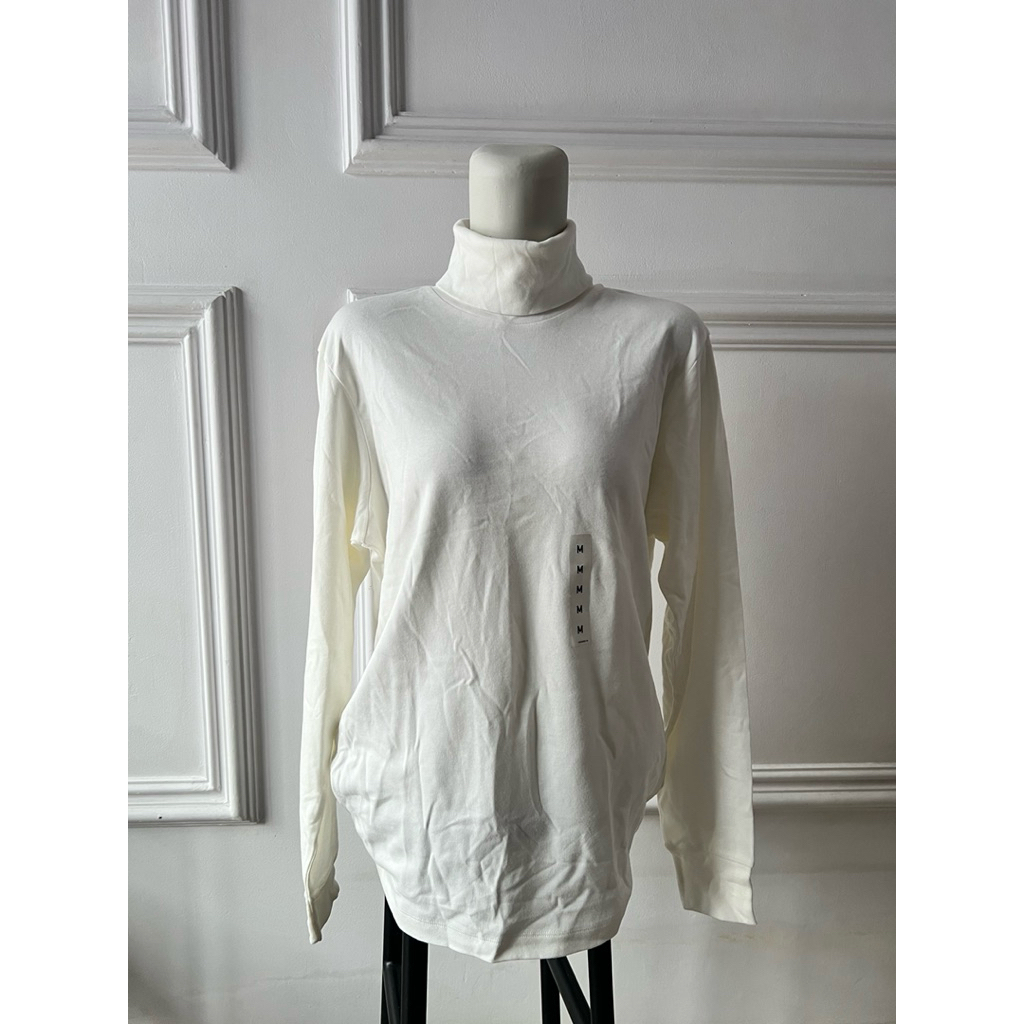 Uniqlo crewneck NEW with tag lable