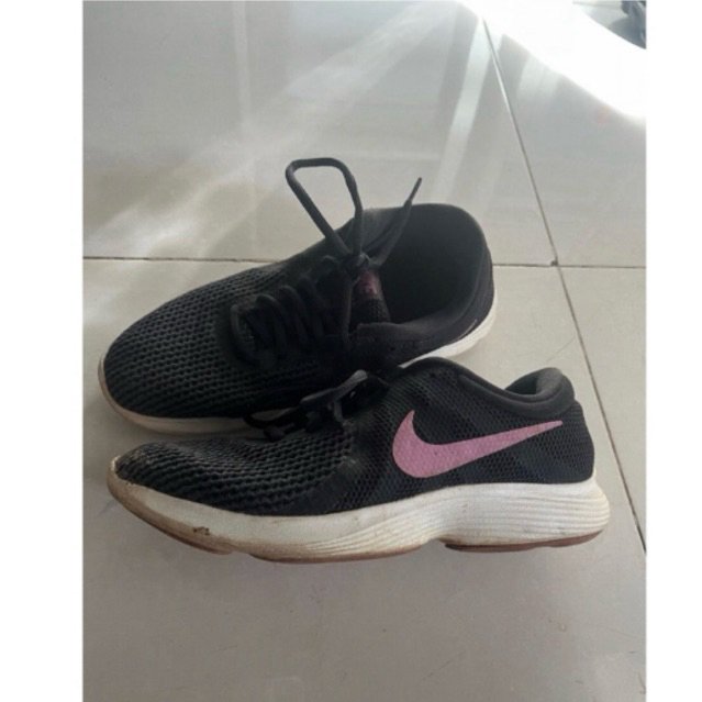sepatu nike bekas