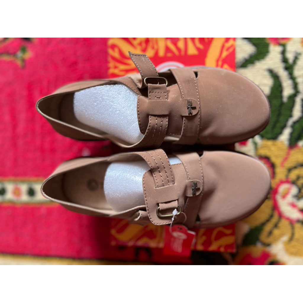 Preloved sepatu by Triset (Size 36) New masih ada tag