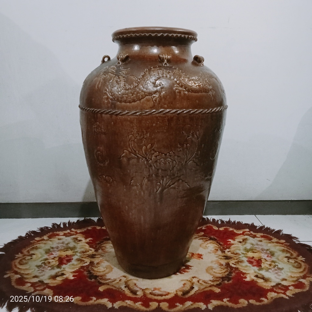 Guci besar antik kalimantan