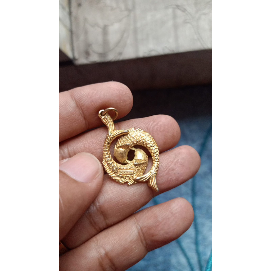 Liontin ikan Pisces Lapis Gold Merk Monet Size 2*3cm