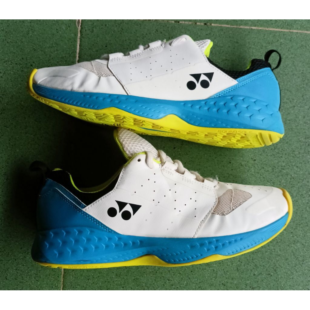 Sepatu tenis second (Yonex lumio 4)