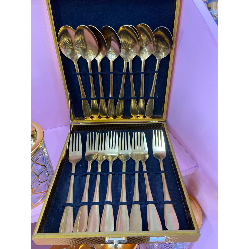 set sendok makan gold