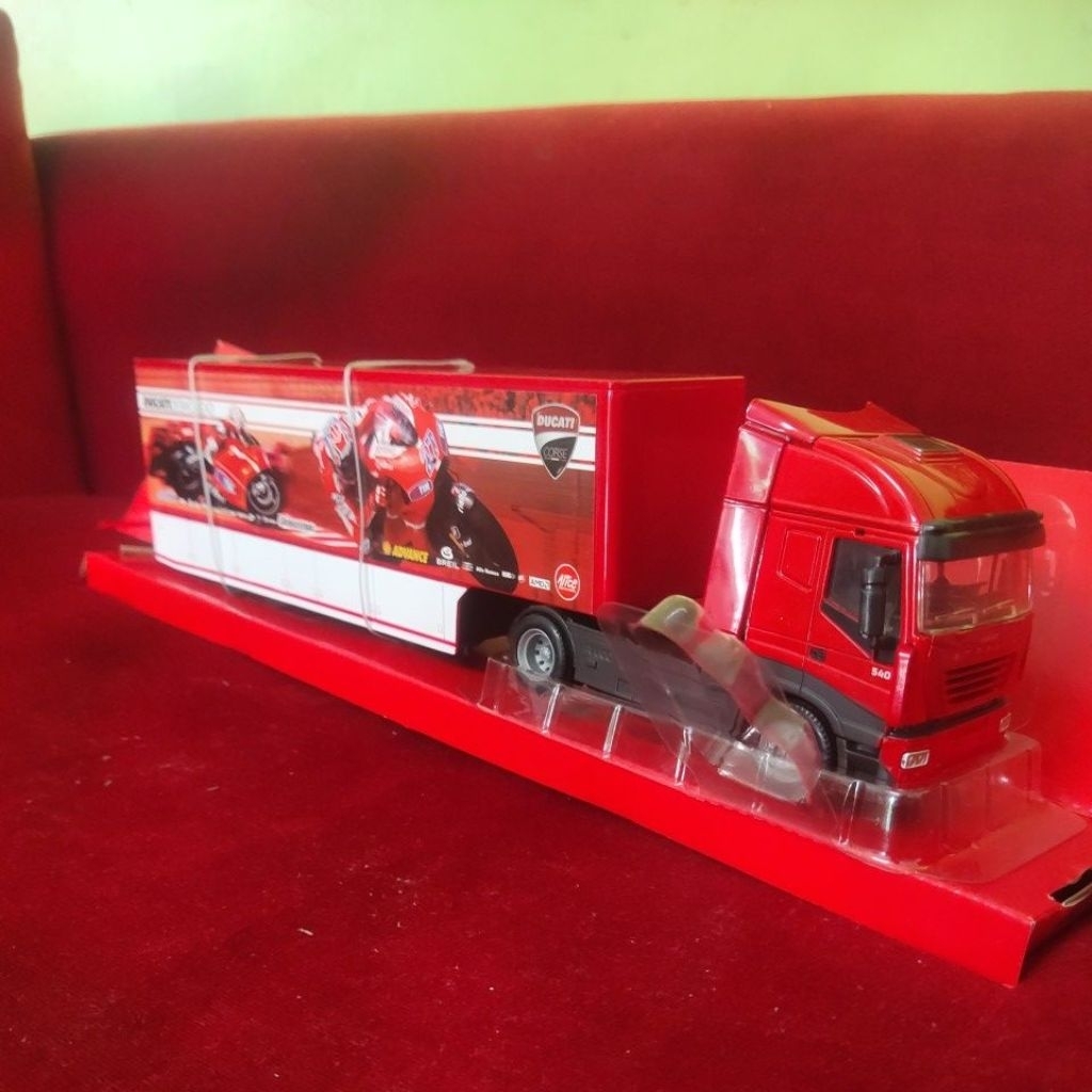 Diecast truck iveco kontainer Ducati