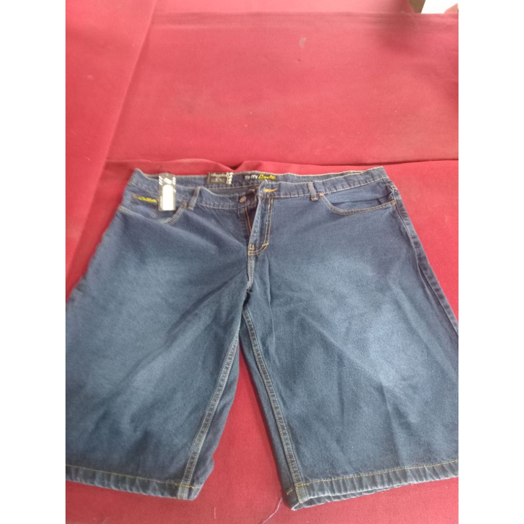 celana pendek Levis jumbo
