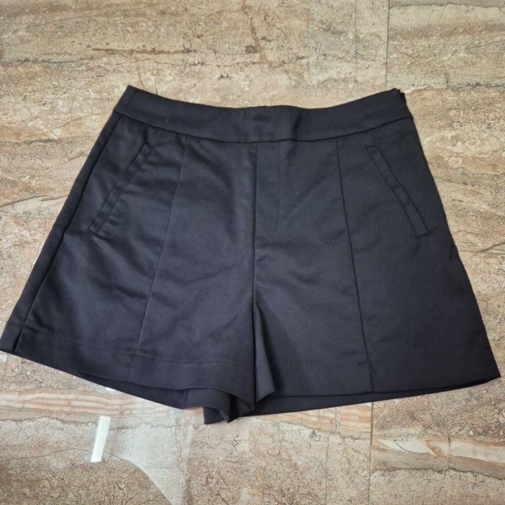 Celana pendek wanita iora hitam pekat