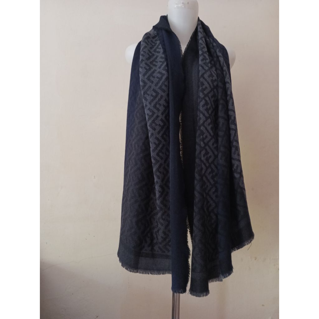 preloved authentic fendi scarf 100% wool 70x180cm made in italy