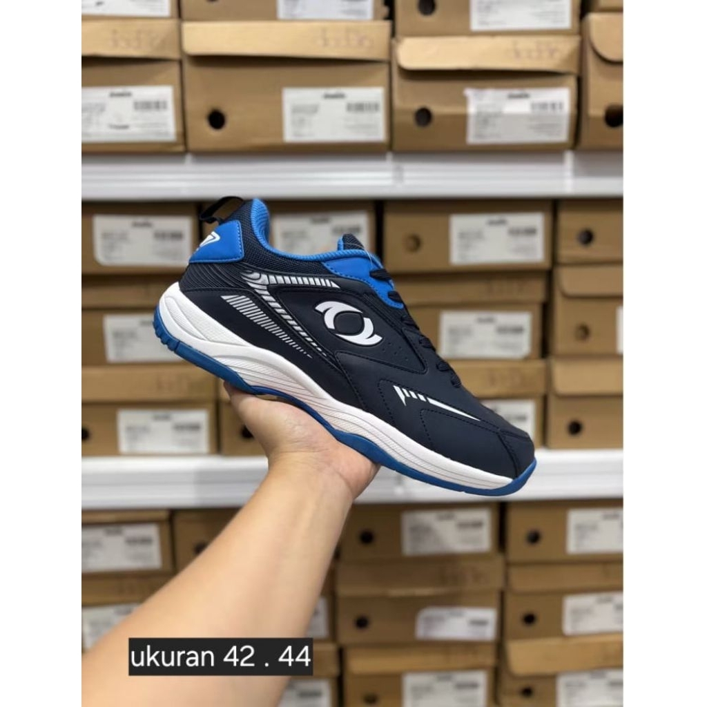 sepatu olahraga badminton dan tenis ukuran 42 dan 44 diadora asli