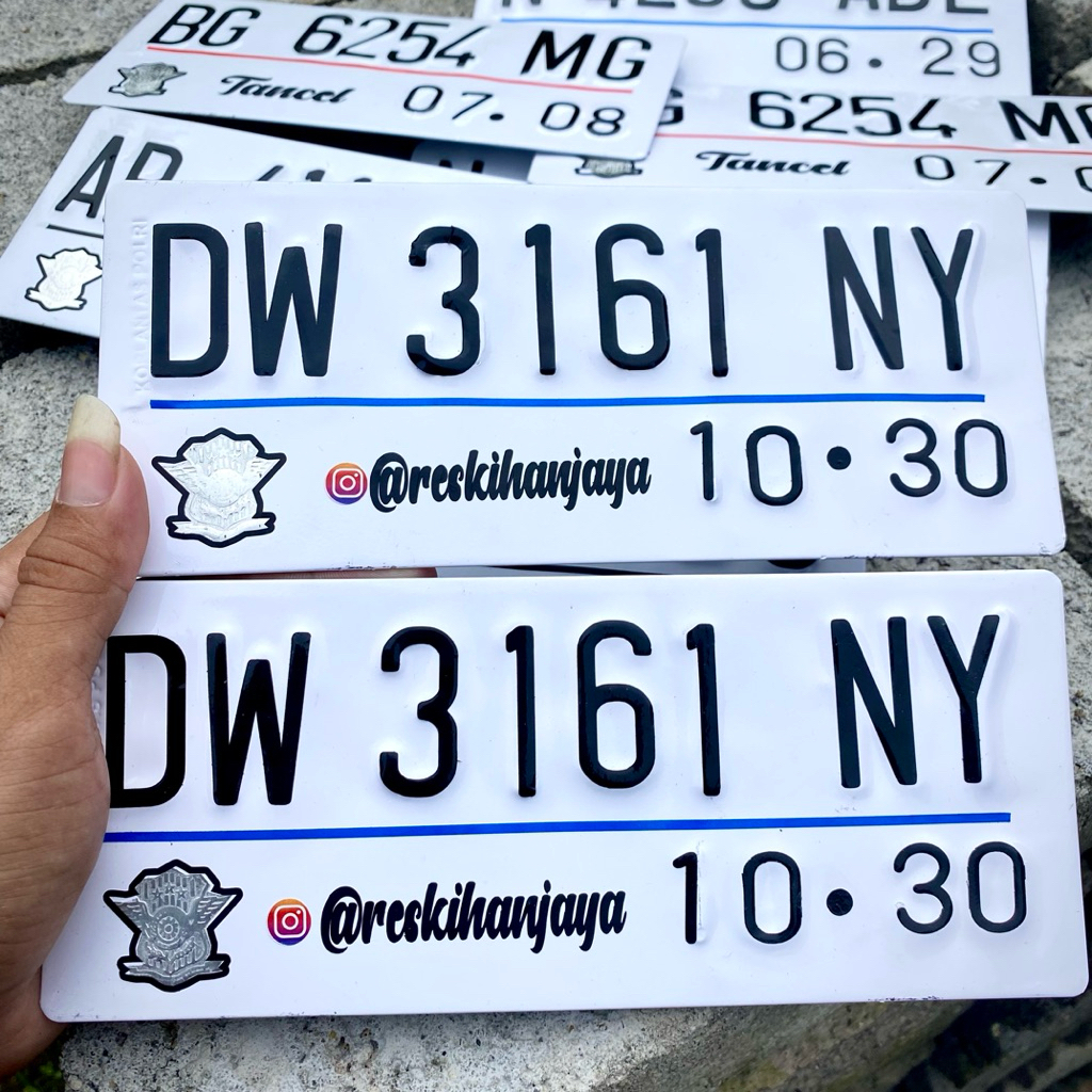 Plat motor warna putih//plat motor baut tanam//plat motor ukuran kecil//plat motor variasi