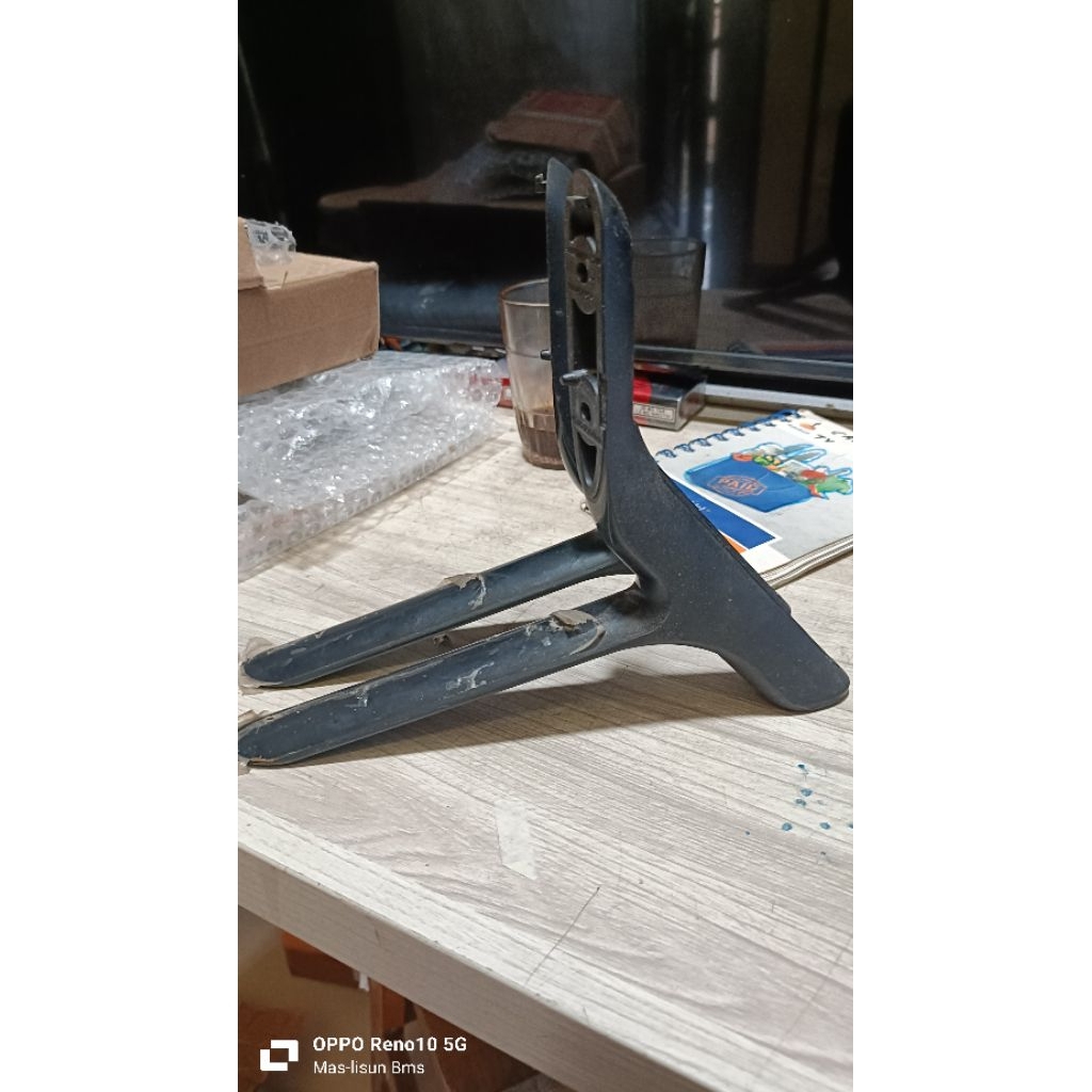 kaki atau stand TV universal ukuran 42 inci yang kompatibel dengan beberapa model LG lain seperti 42