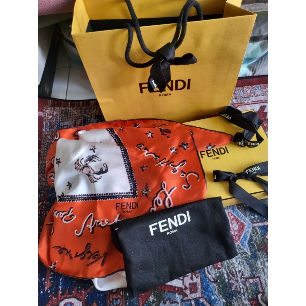 syal/scarf satin fendi