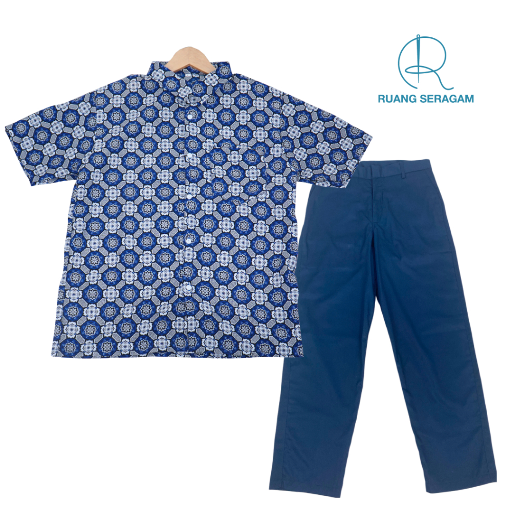 SATU SETELAN BATIK SERAGAM SEKOLAH SMP MOTIF BUNGA MATAHARI BIRU LENGAN PENDEK WARNA BIRU DAN CELANA