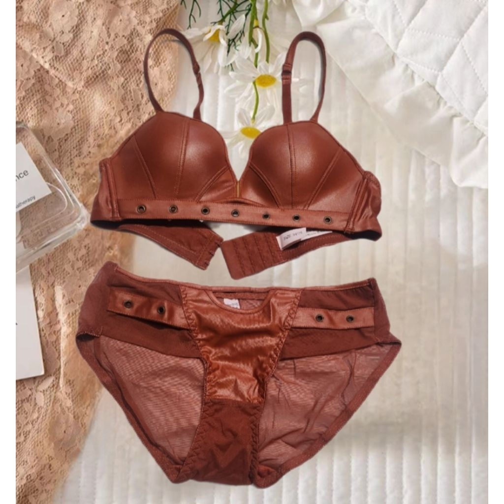 Bra Wanita Set +CD Bra Fashion Celana Dalam Sexy Busa Sedang Tanpa Kawat