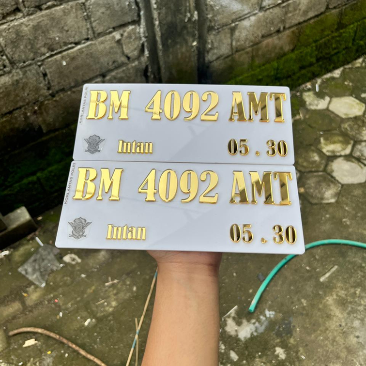 CUSTOM PLAT NOMOR MOTOR AKRILIK PUTIH TIMBUL GOLD MURAH
